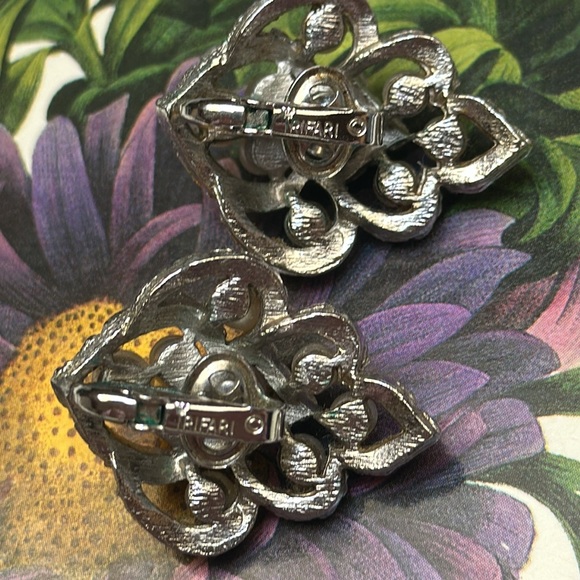 Trifari Faux Pearl & Textured Silver Metal Leaf Shaped Clip Earrings-1 1/4” x 1” - Picture 3 of 8